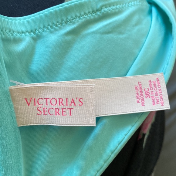 Victoria’s Secret cross back bra. Clips in the front 36C - Picture 10 of 11